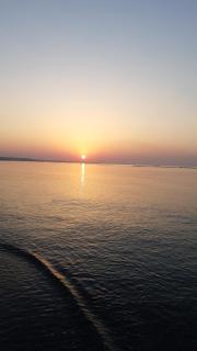 Enjoy Sunrise at Spacious 3BR flat by the Seafront - 2