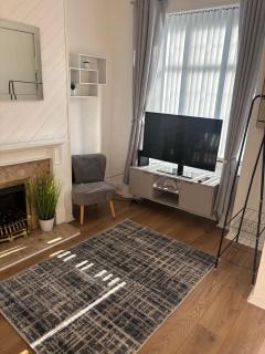 Cozee 2-bed home in WV11 nr New Cross Hospital M6 & M54 - 6