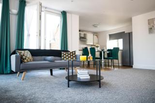 Spacious 3 Bed, 3 Bath Penthouse with Private Balconies, Perfect For Long Stays! - 1