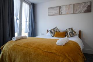 Spacious 3 Bed, 3 Bath Penthouse with Private Balconies, Perfect For Long Stays! - 7