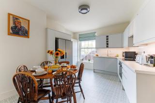Opposite Windsor Castle, Center of town, Castle view 4 Bed Apartment, Sleeps up to 7, Consorts & Concubines - 9