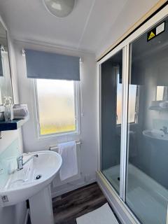 Family-Friendly 3-Bed Caravan Recently Renovated on Seven Bays Holiday Park, Padstow - 1