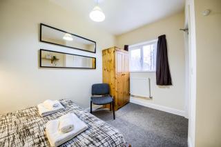 Spacious 5 Bedroom House with Garden in Coventry, Free Parking and Free Unlimited Wi-Fi - THL - Coventry - 1