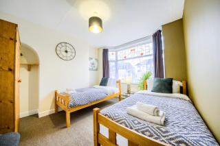 Spacious 5 Bedroom House with Garden in Coventry, Free Parking and Free Unlimited Wi-Fi - THL - Coventry - 7