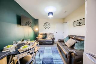 Spacious 5 Bedroom House with Garden in Coventry, Free Parking and Free Unlimited Wi-Fi - THL - Coventry - 2