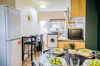 Spacious 5 Bedroom House with Garden in Coventry, Free Parking and Free Unlimited Wi-Fi - THL - Coventry - 8