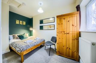 Spacious 5 Bedroom House with Garden in Coventry, Free Parking and Free Unlimited Wi-Fi - THL - Coventry - 9