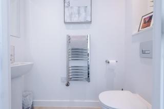 Stylish 2BR Home Near City Centre, Sleeps 6, Fast WiFi, Parking & PS5 - Manchester - 4