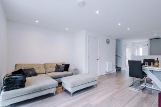 Luxury Central Manchester Home - Free Private Parking, Fast WiFi & PS5 - 1