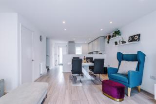 Stylish 2BR Home Near City Centre, Sleeps 6, Fast WiFi, Parking & PS5 - Manchester - 0