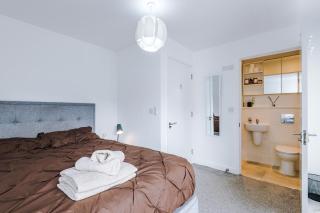 Stylish 2BR Home Near City Centre, Sleeps 6, Fast WiFi, Parking & PS5 - Manchester - 6