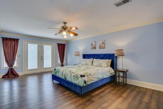 LUX Lakeside Retreat - Pool, Kayaks & Arcade Fun - 7