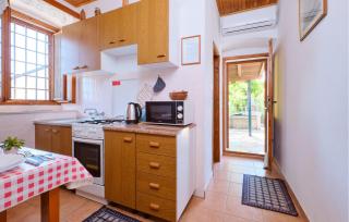 Beautiful Apartment In Stivan - 8