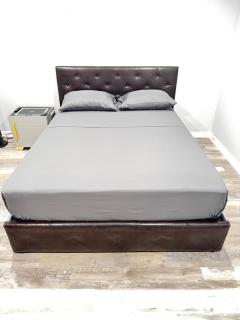 Modern & Cozy Bedroom with Smart TV, Perfect for Relaxing Getaways - - 0