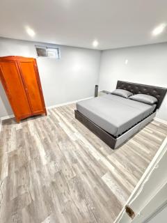 Modern & Cozy Bedroom with Smart TV, Perfect for Relaxing Getaways - - 5