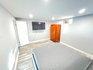 Modern & Cozy Bedroom with Smart TV, Perfect for Relaxing Getaways - - 4