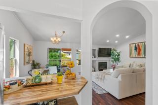 Sleeps 10 Elegant Retreat Hot Tub, Games,Golf - 7