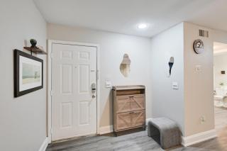 2BR Retreat Near Beach & JAX - 9
