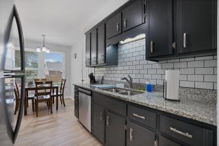 Play & Stay - Freshly Updated, Workspace & Games - Clarksville - 2
