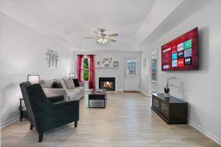 Play & Stay - Freshly Updated, Workspace & Games - Clarksville - 4
