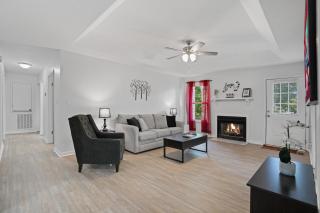 Play & Stay - Freshly Updated, Workspace & Games - Clarksville - 6