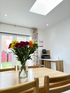 Spacious 5-Bedroom Family Home with Garden - 1