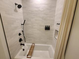 Jaybird Farmhouse - New Serene 5 bedroom House in Big Bear Lake with Chefs Kitchen BBQ Arcade Private - 8