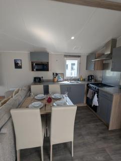 Modern Spacious Willerby Malton Caravan at Durdle Door Holiday Park, Close to Iconic Durdle Door & Lulworth Cove - 3