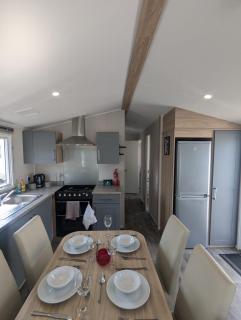 Modern Spacious Willerby Malton Caravan at Durdle Door Holiday Park, Close to Iconic Durdle Door & Lulworth Cove - 2