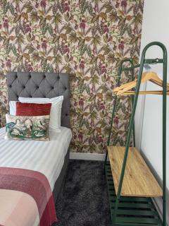 Cosy 3BR Flat With Free Parking Near Marina - 1