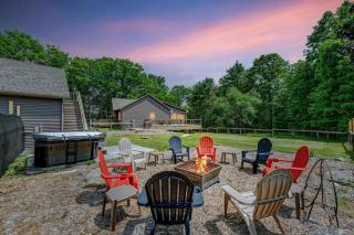 Tree Haven- fenced yard, hot tub, fire pit - 0