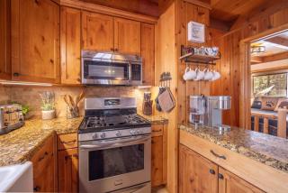 Catalina Pines - New 4 bedroom House in Big Bear Lake with Great Backyard AC Pool Table BBQ Spa Games Private - 7