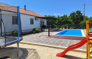 Three-Bedroom Holiday Home In Vinjani Gornji - 0