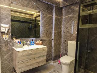 Modern Super Lux Mohandessin Flat Perfect for Gulf Travelers - Kairo - 7
