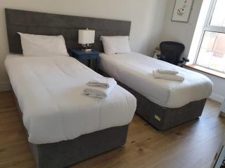 Luxury Custom Hall City Apartment - 2