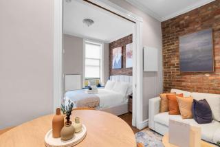 Boutique Style 2BR Haven Sleeps 5 Heart of LES - 2