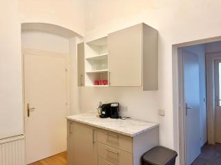 Stylish 4 Bedroom Apartment with Free Parking - 8