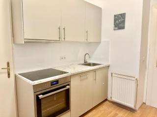Stylish 4 Bedroom Apartment with Free Parking - 3