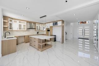 Luxury Home - Victoria - 8
