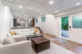 Spacious NEW 3 Bedroom Nature Retreat home - North Vancouver - 9
