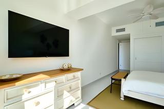 Caribbean Sunscape Beachfront Apartment - 5