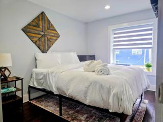 Beautiful, Chic, Modern 2 Bed and 2 Ba, Metro Accessible, with Free Parking - 8