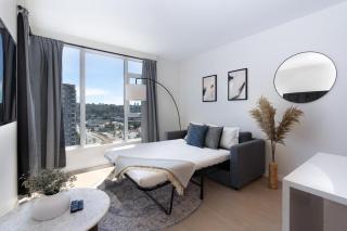 Highrise Condo with AC, Balcony and City Views near SkyTrain for 4 - Burnaby - 9