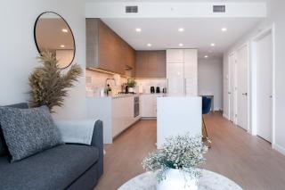 Highrise Condo with AC, Balcony and City Views near SkyTrain for 4 - Burnaby - 8
