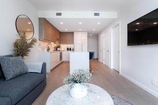 Highrise Condo with AC, Balcony and City Views near SkyTrain for 4 - Burnaby - 6