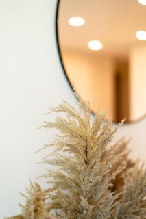 Highrise Condo with AC, Balcony and City Views near SkyTrain for 4 - Burnaby - 4