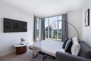Highrise Condo with AC, Balcony and City Views near SkyTrain for 4 - Burnaby - 3
