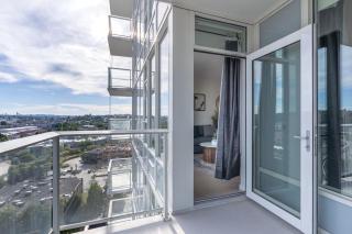 Highrise Condo with AC, Balcony and City Views near SkyTrain for 4 - Burnaby - 2