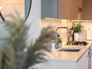 Highrise Condo with AC, Balcony and City Views near SkyTrain for 4 - Burnaby - 1