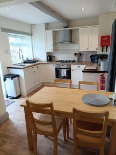 Three Bedroom Countryside Cottage - Darley - 8